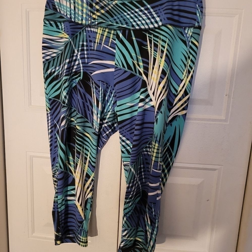 T By Talbot Nwot Size Large NWOT Leaves Green And Blue Muilt Color 3/4
